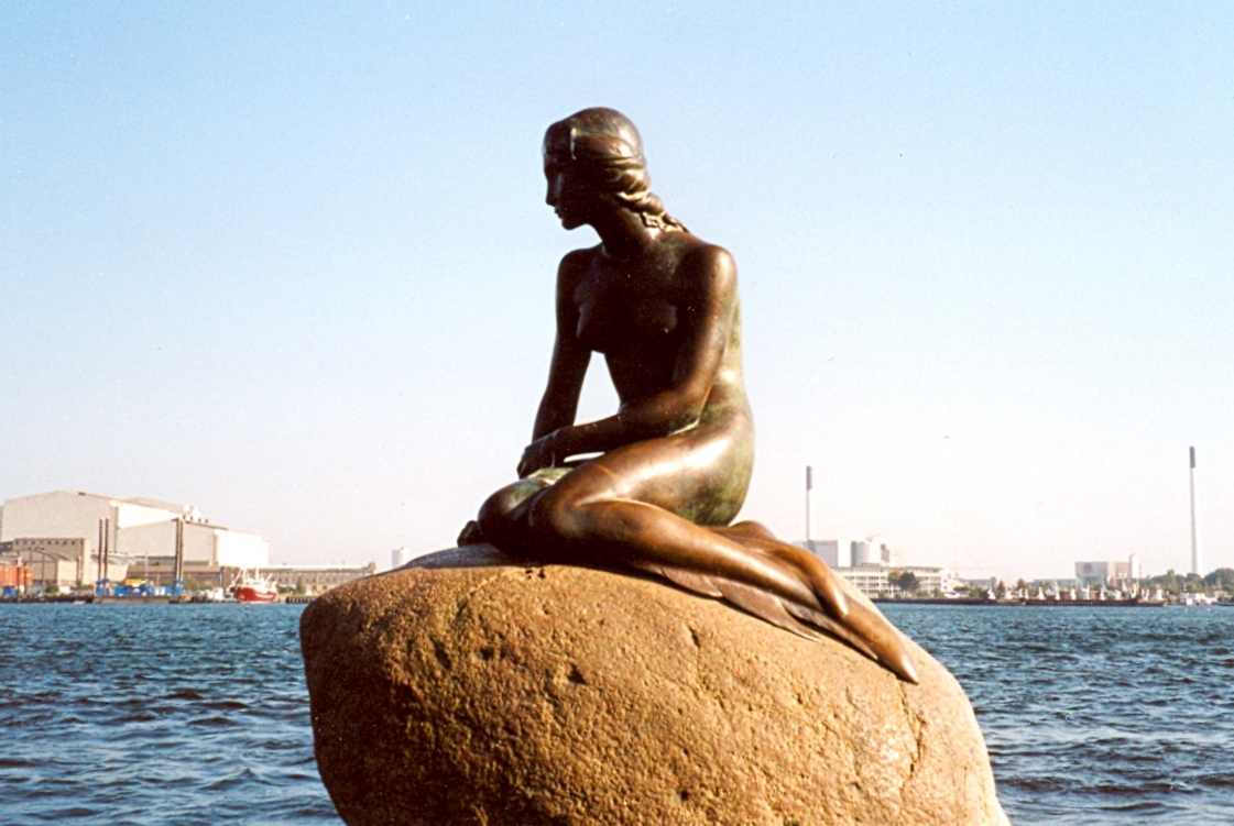 Русалочка андерсен скульптура. Русалочка Копенгаген. Статуя Русалочки в Копенгагене.