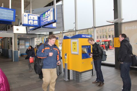 Kaartautomaat, tickets, reizigers, station, Breda