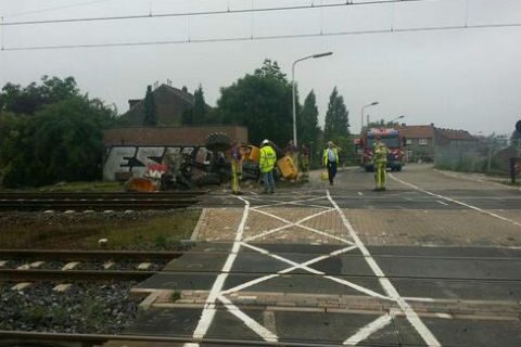 Botsing tussen trein en bulldozer, Maastricht, foto: @groningenhc