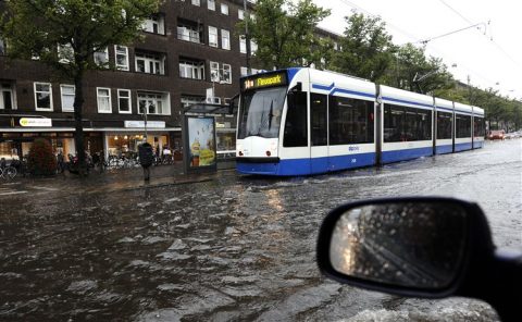 metro, regen, weer, GVB, Amsterdam, straat blank