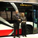 Hartmut Schick, hoofd Daimler Buses, Ulrike Riedel, lid van de Raad van Bestuur van Hamburger Hochbahn, presentatie Mercedes-Benz CapaCity L