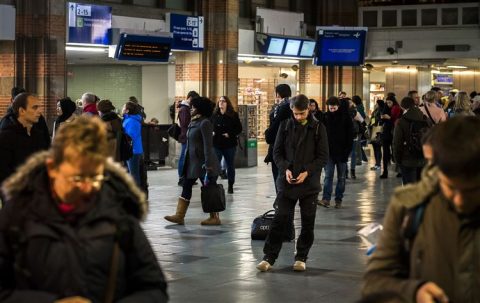 Gestrande reizigers, station Amsterdam Centraal