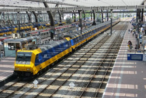 Intercity Direct met twee locomotieven op Rotterdam Centraal