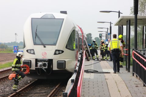 Brand Arriva-trein op station Dodewaard, foto: AS Media