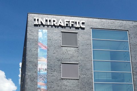 Nieuw InTraffic logo op voorzijde pand