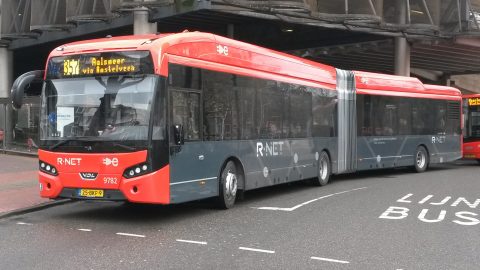 R-NET bus richting Amstelveen (Bron: Mennov1996 - Wikipedia)