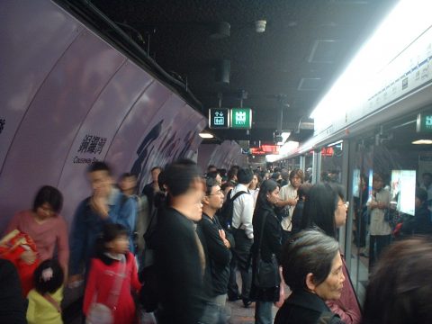 Reizigers Hong Kong Metro (bron: wikipedia Commons mailer_diablo)