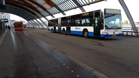 Bussen op Amsterdam Centraal aan de IJ-zijde