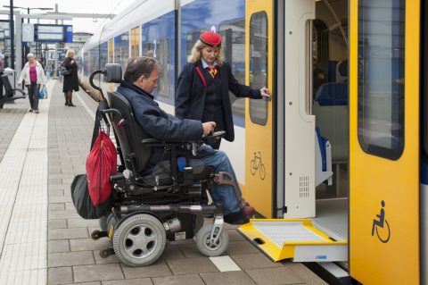Assistentieverlening op het station voor rolstoelgebruiker (foto: NS)