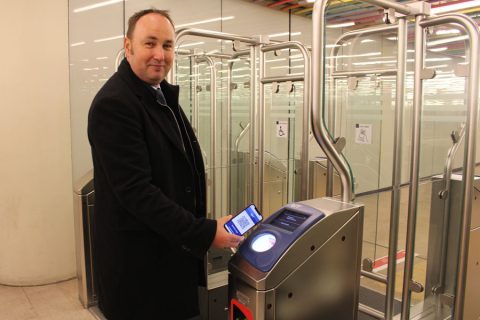 RET-directeur Maurice Unck opent metropoortje met barcodeticket