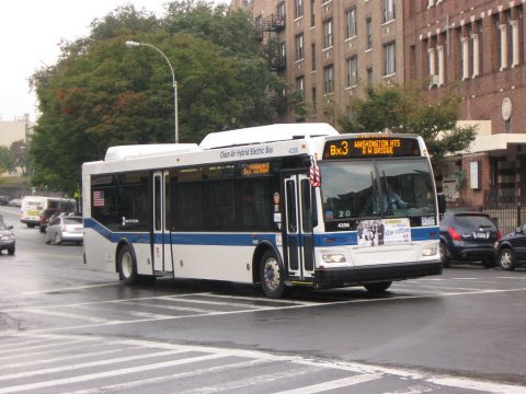 Bus MTA New York(Bron: By AEMoreira042281 - Own work, CC BY-SA 3.0, https://commons.wikimedia.org/w/index.php?curid=7977414)
