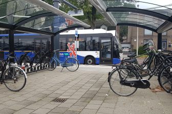 Elektrische bus bij fietsenstalling op station Deurne
