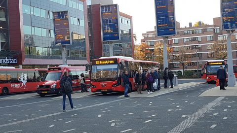 Reizigers wachten op bussen in Enschede