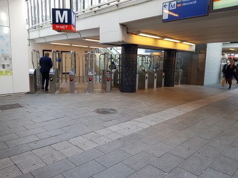Metrostation Amsterdam incheckpoortjes