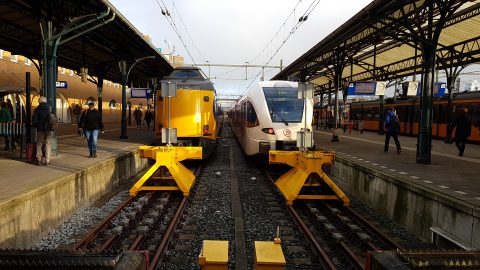 NS-trein en Arriva-trein op Groningen