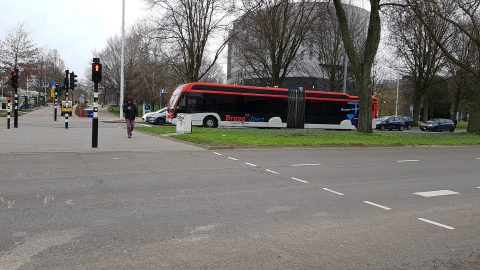 Bus op kruispunt in Eindhoven