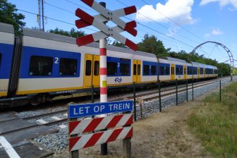 Een NS-Sprinter passeert een onbewaakte spoorwegovergang in Hilversum
