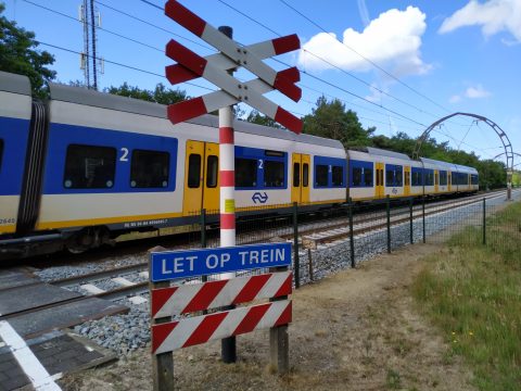 Een NS-Sprinter passeert een onbewaakte spoorwegovergang in Hilversum