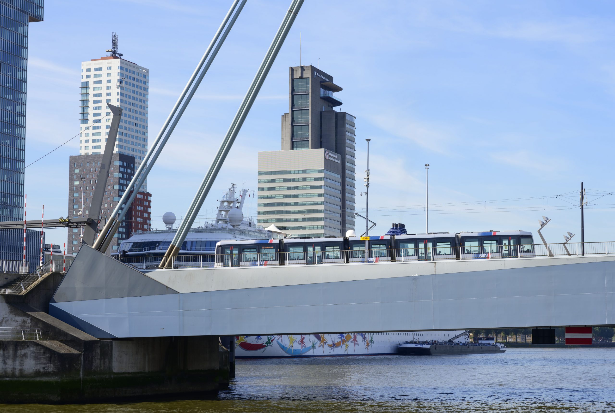Tram over Erasmusbrug (bron: RET - R. Keus)