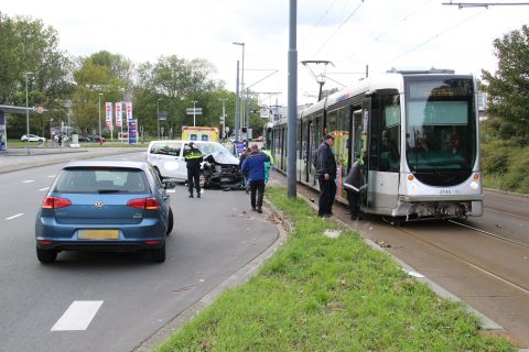 Aanrijding tram en taxi in Schiedam (bron: GinoPress)