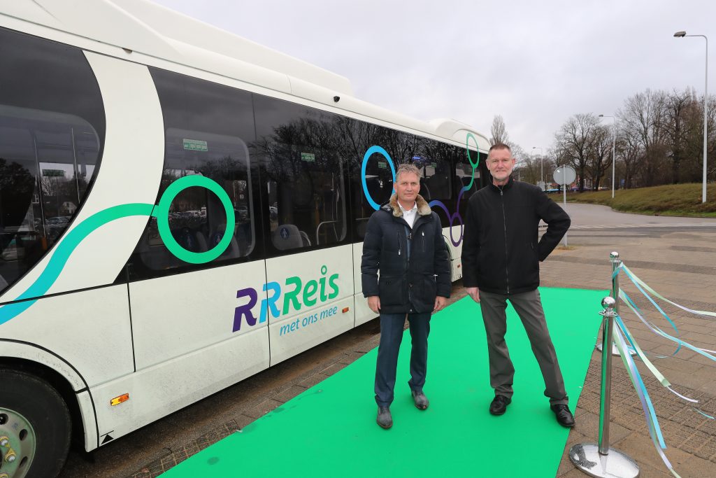 Martin Kruis en René Nekkers bij bus (foto: Keolis)