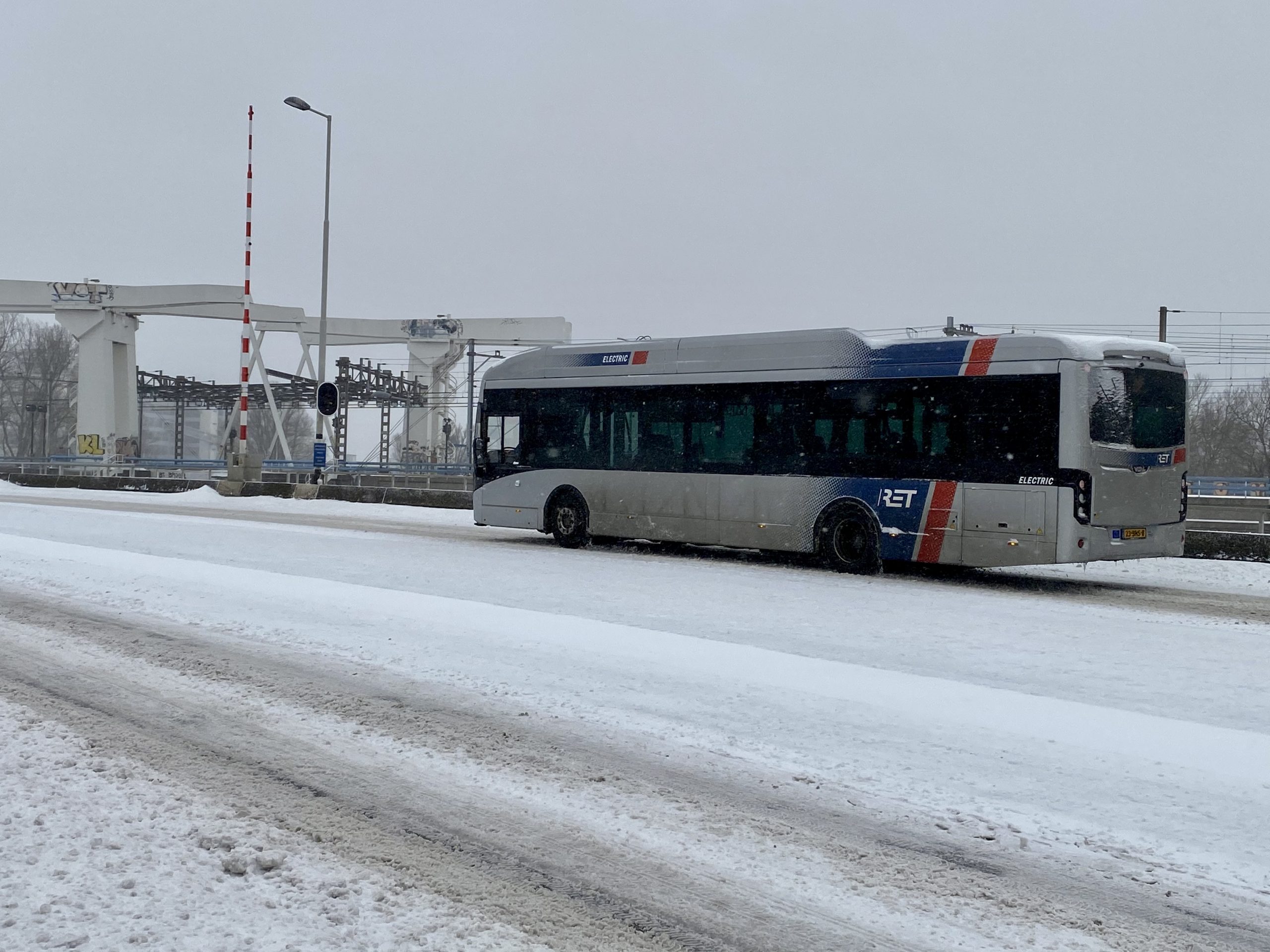Bus RET in de sneeuw