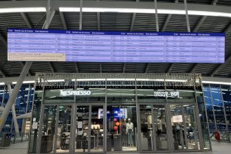 Reisinformatiescherm Utrecht Centraal (foto: NS)