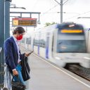 Reiziger met mondkapje bij metro RET (foto: MRDH/Verkijk.nl)