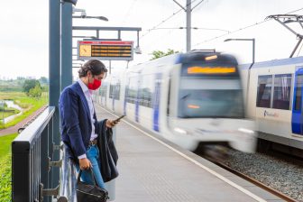 Reiziger met mondkapje bij metro RET (foto: MRDH/Verkijk.nl)