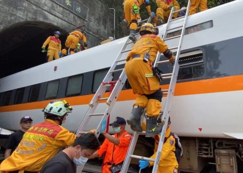Ontsporing Taiwan, foto: EPA/Keelung City Fire Department
