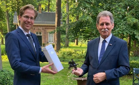 Juul van Hout ontvangt provinciale onderscheiding (foto: provincie Noord-Brabant)
