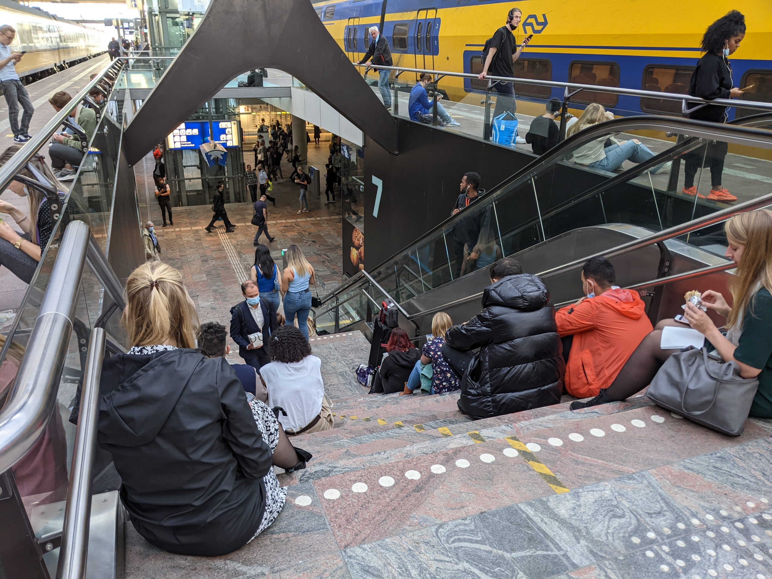 Reizigers zijn gestrand op Rotterdam Centraal vanwege een telefoniestoring bij ProRail