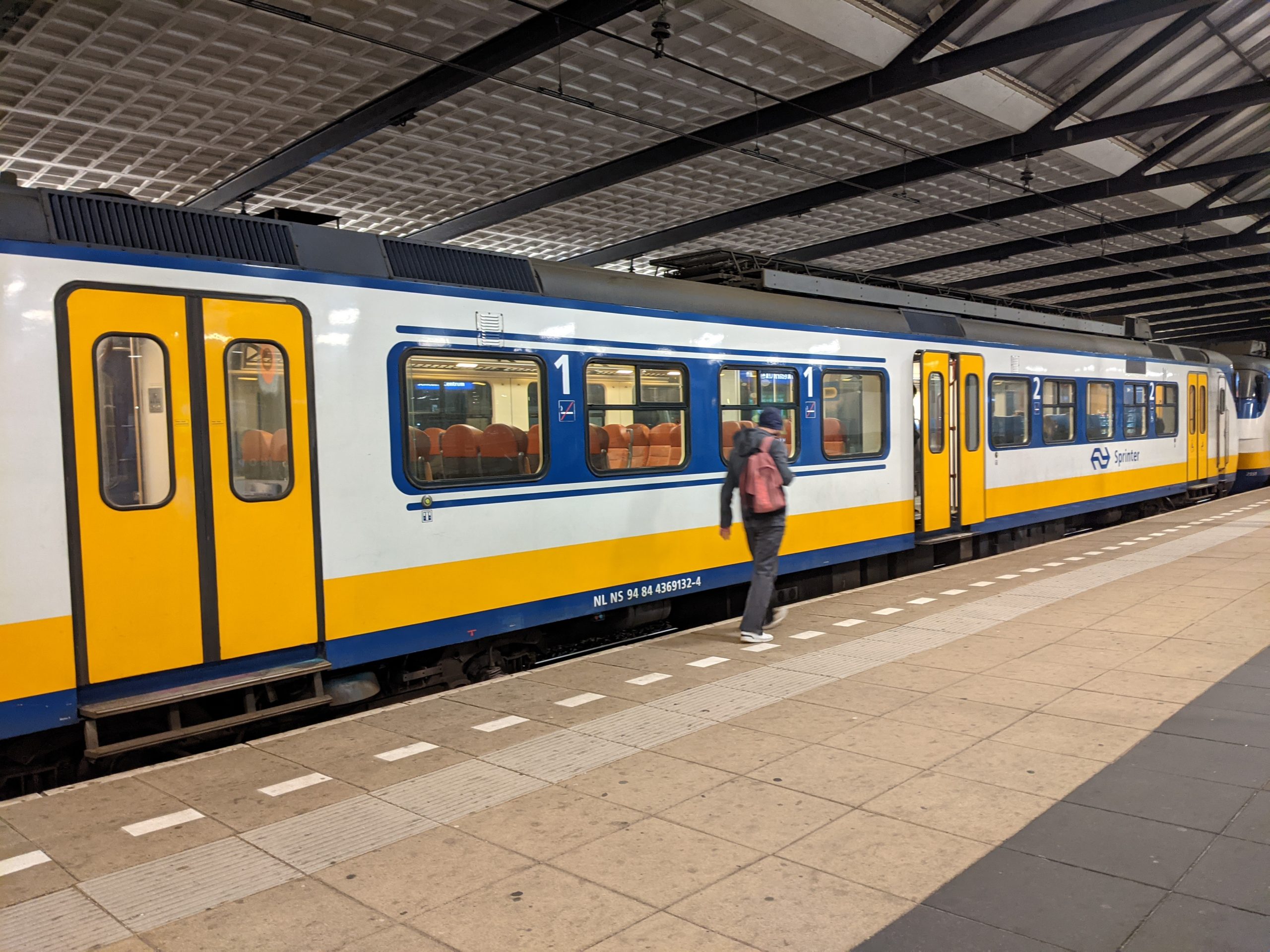 Sprinter op station Schiedam Centrum