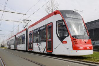 Eerste R-net tram HTM in nieuwe kleurstelling