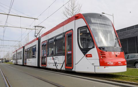 Eerste R-net tram HTM in nieuwe kleurstelling