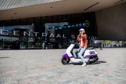 Check deelscooter station Rotterdam. Foto: NS