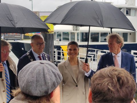Zweedse kroonprinses Victoria met Aboutaleb in de haven van Rotterdam. Foto: Sander van Vliet