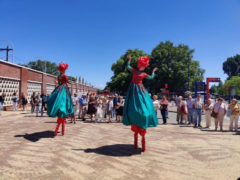 Danseressen op stelten bij onthulling stationsplein Gouda. Foto: Sander van Vliet