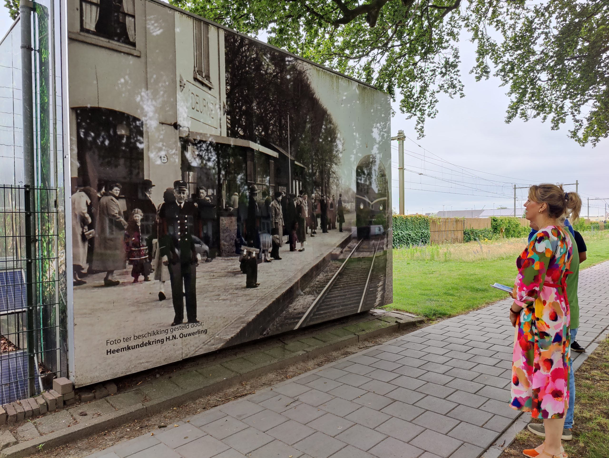 Linterman laat foto op spoorhuis zien aan Vivianne Heijnen. Foto: Sander van Vliet