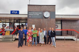 Vivianne Heijnen samen met onder andere ProRail NS en Michel Linterman op station Deurne. Foto: Sander van Vliet