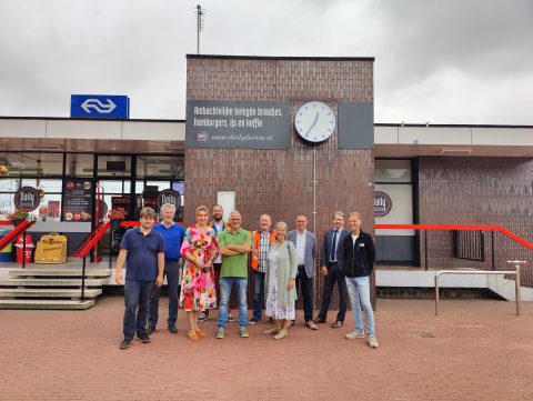 Vivianne Heijnen samen met onder andere ProRail NS en Michel Linterman op station Deurne. Foto: Sander van Vliet