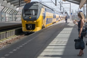 Trein komt aan op station Amsterdam Bijlmer-ArenA.