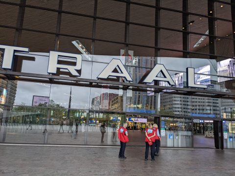 Leden vakbond FNV staken voor Rotterdam Centraal.