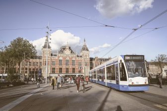 GVB tram voor station Amsterdam Centraal.