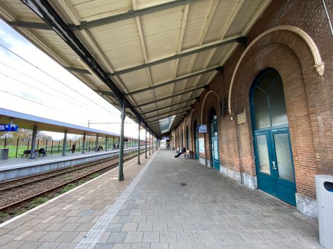 Reiziger wacht op leeg station Middelburg.