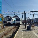 Arriva-treinen op station Leeuwarden.