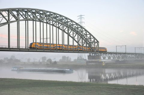 NS-trein op een brug.