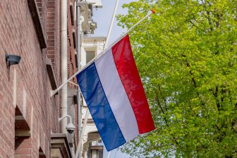 Shutterstock - Nederlandse vlag halfstok