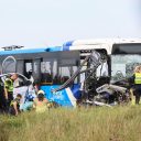 Veertien gewonden bij frontale botsing tussen lijnbus en taxi