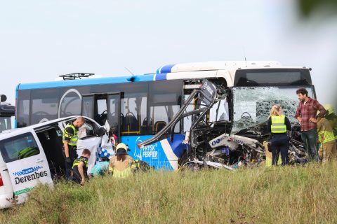 Veertien gewonden bij frontale botsing tussen lijnbus en taxi